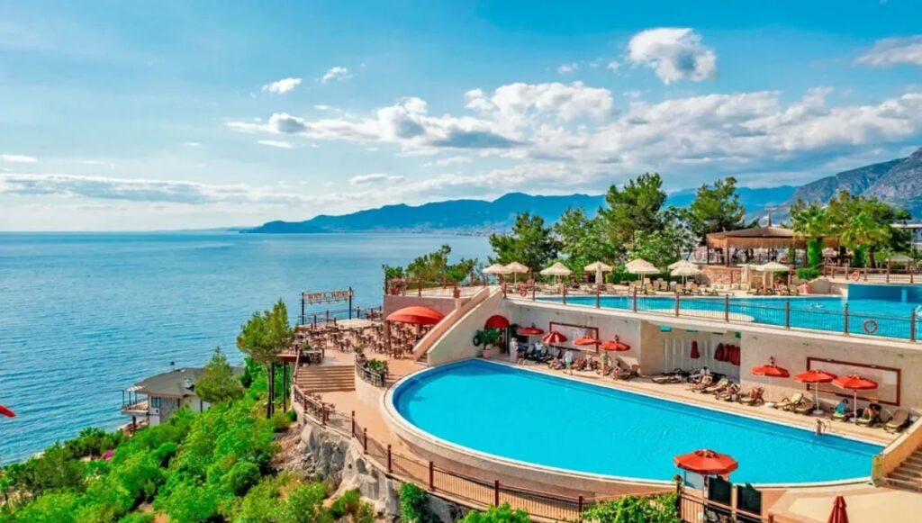 Utopia World w Alanyi – rodzinne wakacje 2+1 z aquaparkiem, 12 zjeżdżalniami, widokiem na morze i Ultra All Inclusive 24h