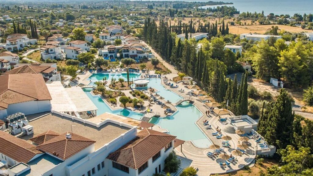 Zeus Eretria Resort na greckiej Evii, rodzinne wakacje 2+2 w bungalowu, All Inclusive Plus, kino plenerowe, basen i wylot z Poznania