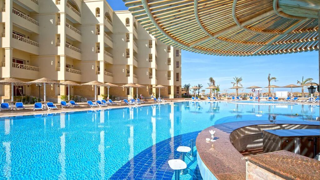 AMC Royal Hotel & Spa – 4-gwiazdkowy hotel w Hurghadzie przy piaszczystej plaży z basenem i zjeżdżalniami