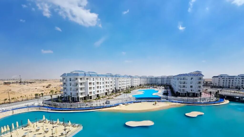 Azur One Eleven 5 gwiazdkowy hotel w El Alamein z basenami infinity i prywatna plaza