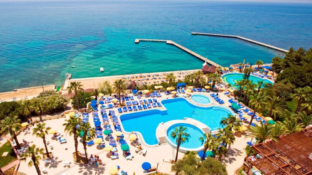 Fantasia De Luxe Kusadasi – 5-gwiazdkowy hotel w Kusadasi nad morzem z basenami i pomostem