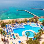 Fantasia De Luxe Kusadasi – 5-gwiazdkowy hotel w Kusadasi nad morzem z basenami i pomostem