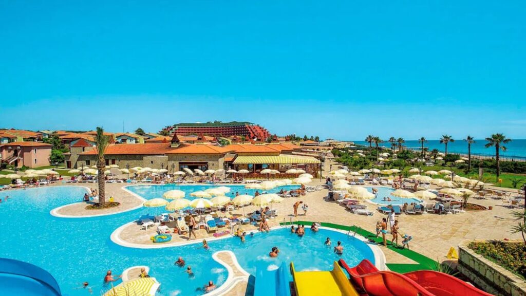 Gypsophila Holiday Village – 5-gwiazdkowy hotel na Riwierze Tureckiej z aquaparkiem i prywatną plażą