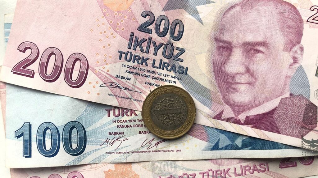 Liry czy euro do Turcji? Co najlepiej zabrać na wakacje?