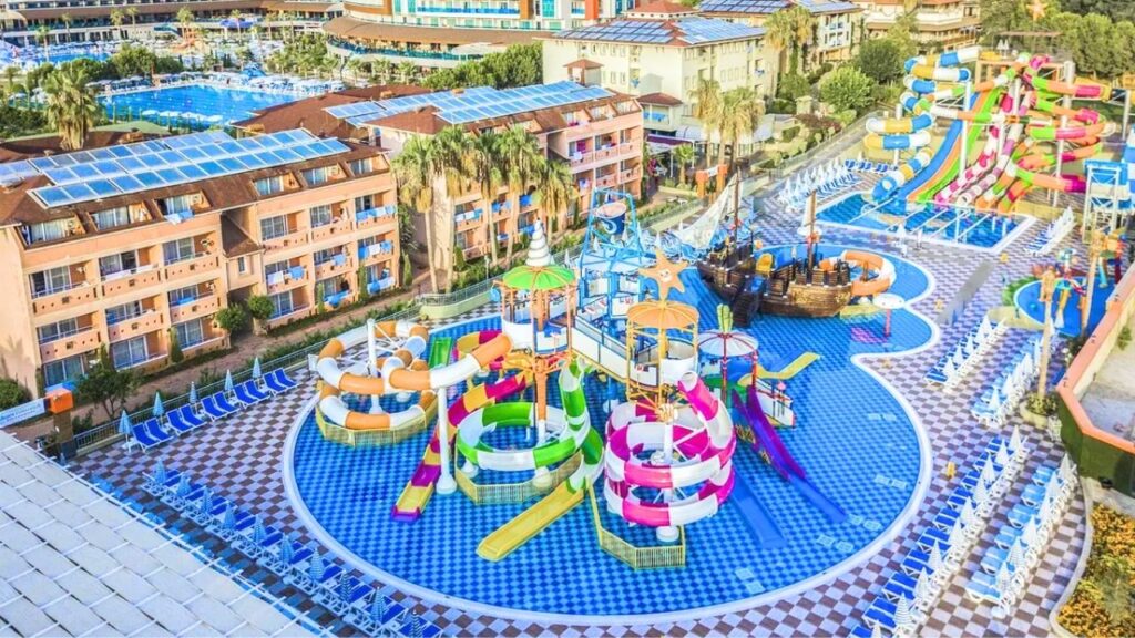 Lonicera World – 4-gwiazdkowy hotel w Turcji z aquaparkiem, 19 zjeżdżalniami i piaszczystą plażą
