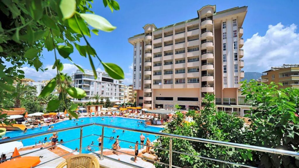 Prestige Alanya – 5-gwiazdkowy hotel na Riwierze Tureckiej z basenem, zjeżdżalniami i prywatną plażą