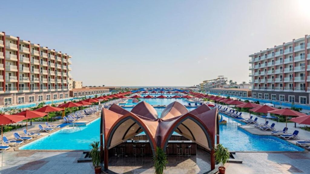 Rewaya Majestic Resort – 5-gwiazdkowy hotel w Hurghadzie z aquaparkiem, 13 basenami i prywatną plażą