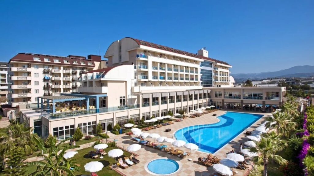 Solivia – 5-gwiazdkowy hotel na Riwierze Tureckiej z basenami, zjeżdżalniami i prywatną plażą
