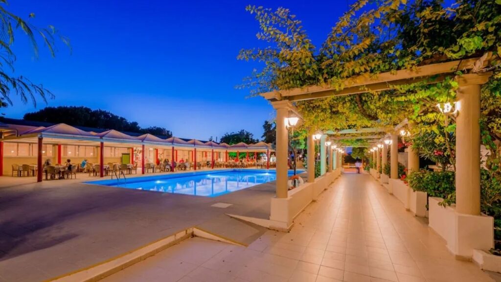 Filerimos Village – 4-gwiazdkowy hotel na Rodos z aquaparkiem, basenami i All Inclusive