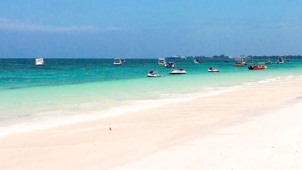 Kenya Bay – 3-gwiazdkowy hotel w Kenii przy piaszczystej plaży Bamburi z basenami i tropikalnym ogrodem