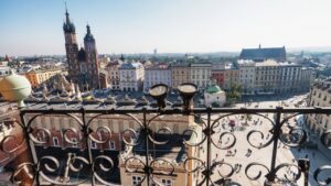 Kiedy warto wybrać hotel w Krakowie poza centrum?
